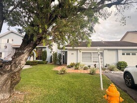 927 NW 106th Ave Cir in Miami, FL - Building Photo
