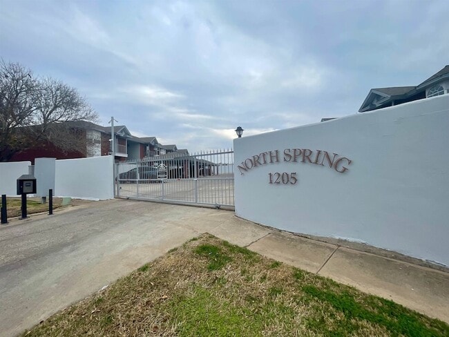 1205 International Blvd in Laredo, TX - Foto de edificio - Building Photo