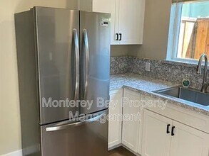 154 Carmel Ave in Pacific Grove, CA - Foto de edificio - Building Photo