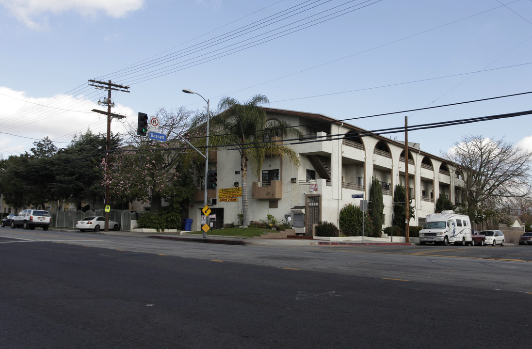 6900 Coldwater Canyon Ave in North Hollywood, CA - Building Photo