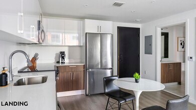 3830 NW 11th St, Unit 1-219 in Miami, FL - Foto de edificio - Building Photo