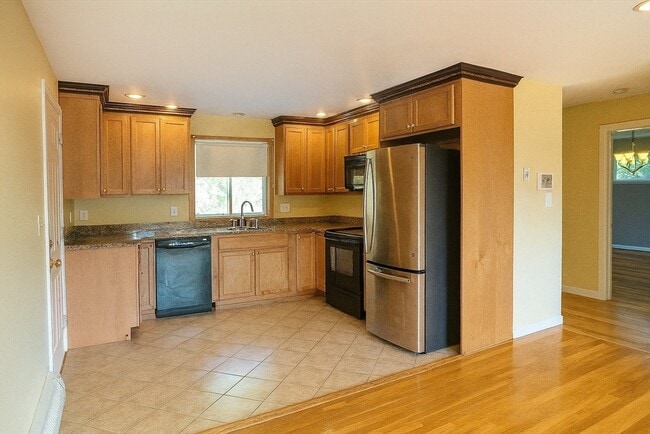 81 Lionel Ave in Waltham, MA - Foto de edificio - Building Photo