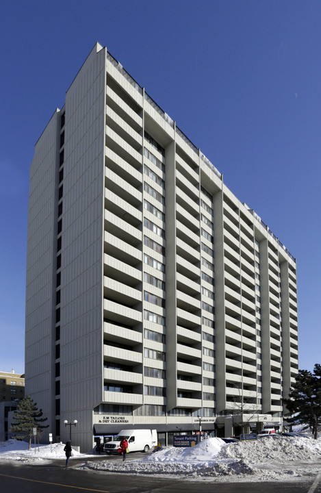 Elgin Square Apartments in Ottawa, ON - Building Photo