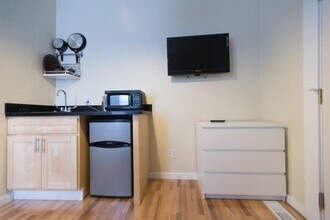 UrbaNests | 221 7th St Residences in San Francisco, CA - Foto de edificio - Building Photo