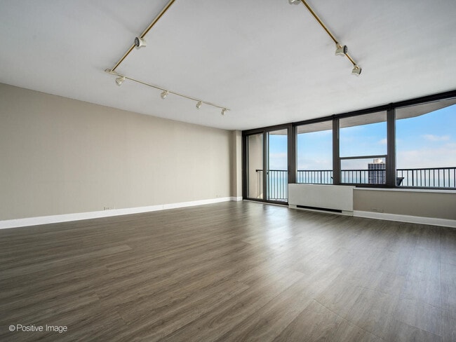 1560 N Sandburg Terrace in Chicago, IL - Building Photo - Building Photo