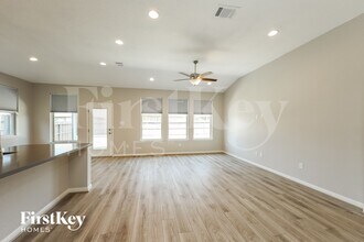 2207 Tiptop Ln in San Antonio, TX - Foto de edificio - Building Photo