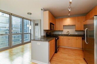 200 W Grand Ave in Chicago, IL - Building Photo - Building Photo