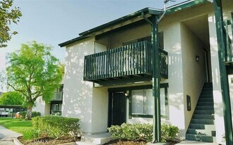 23232 Orange Ave, Unit 2 in Lake Forest, CA - Building Photo