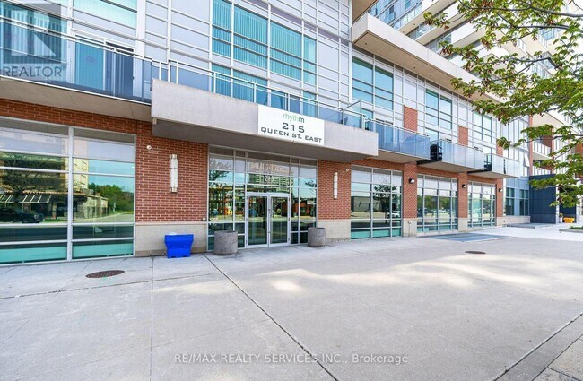 215 Queen St E in Brampton, ON - Building Photo - Building Photo