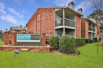 Westmount at London Park in Houston, TX - Building Photo - Building Photo