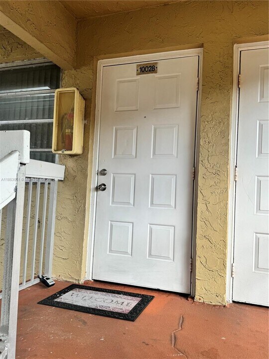 10028 Twin Lakes Dr in Coral Springs, FL - Building Photo