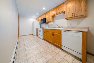 617 N Cedar St, Unit Upstairs in Canton, SD - Building Photo - Building Photo