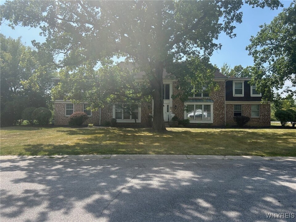 80 Carriage Dr in Orchard Park, NY - Building Photo