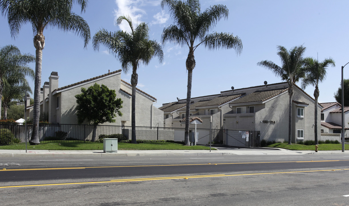 180-214 S Idaho St in La Habra, CA - Building Photo