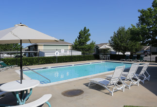 Country Village Apartments in Sherman, TX - Foto de edificio - Building Photo