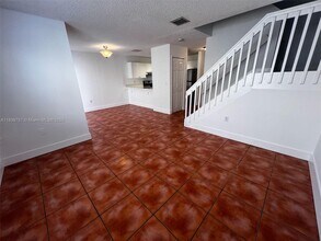 6215 SW Kendale Lakes Cir in Miami, FL - Building Photo - Building Photo