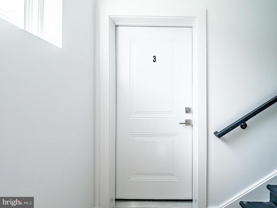 2403 W Thompson St in Philadelphia, PA - Foto de edificio