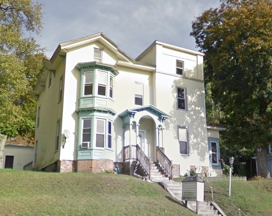 52 Laurel Hill Ave in Norwich, CT - Building Photo