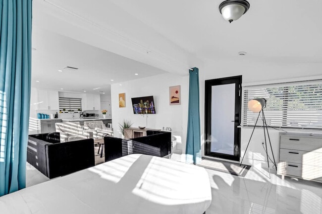 17835 NE 6th Ave in Miami, FL - Foto de edificio - Building Photo