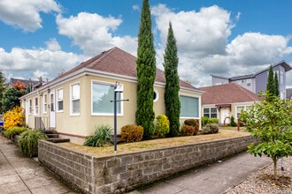 2438 NE Killingsworth St in Portland, OR - Foto de edificio - Building Photo