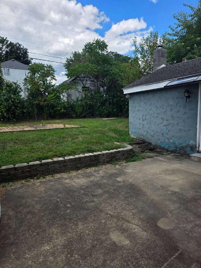 549 Thompson Ave in Clairton, PA - Building Photo - Building Photo