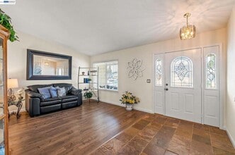 439 Hummingbird Ln in Livermore, CA - Foto de edificio - Building Photo