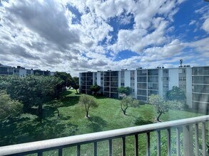 8740 N Sherman Cir in Miramar, FL - Foto de edificio - Building Photo