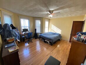 221 Holland St, Unit 2 in Somerville, MA - Foto de edificio - Building Photo