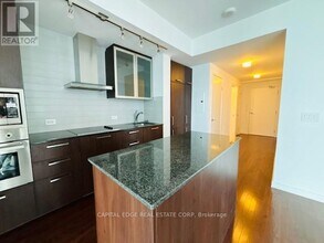 14-2814 York St in Toronto, ON - Building Photo - Building Photo