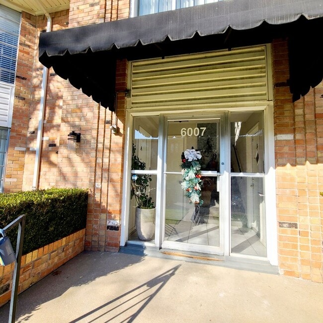 6007 Sandhurst Ln in Dallas, TX - Building Photo - Building Photo