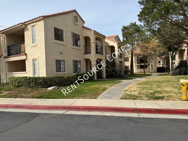 2554 Olive Dr in Palmdale, CA - Foto de edificio - Building Photo