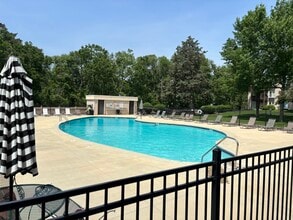 9400 Old Cedar Ave S, Unit Cedarcliff condo in Bloomington, MN - Building Photo - Building Photo