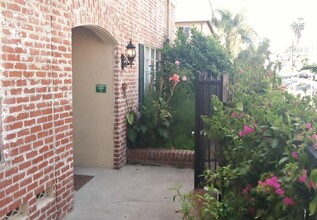 1811 Wilcox Ave in Los Angeles, CA - Building Photo - Building Photo
