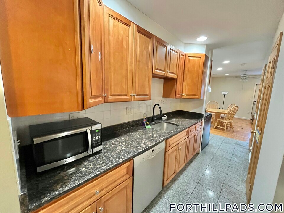 10 Moreland St in Boston, MA - Building Photo