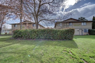 Sunburst Court in Medford, OR - Building Photo - Building Photo