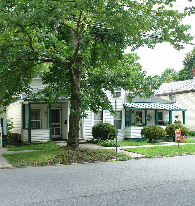 138 Clinton St in Saratoga Springs, NY - Foto de edificio - Building Photo