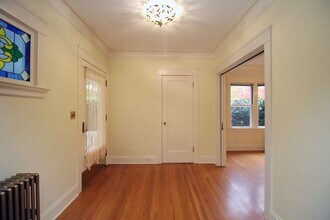 816 NE Laurelhurst Pl in Portland, OR - Building Photo - Building Photo