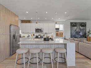 2453 NW 131st Cir in Miami, FL - Foto de edificio - Building Photo