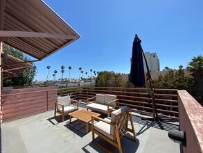 2110 Main St, Unit 304 in Santa Monica, CA - Building Photo - Building Photo