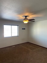 1129 Madison Ln in Bismarck, ND - Building Photo - Building Photo