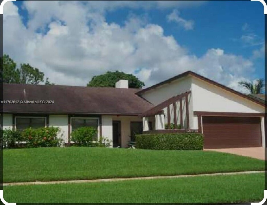 114 Sevilla Ave in Royal Palm Beach, FL - Building Photo