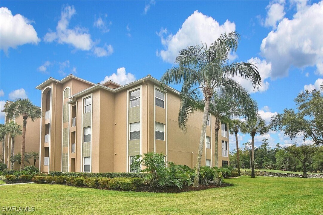 3830 Sawgrass Way in Naples, FL - Building Photo