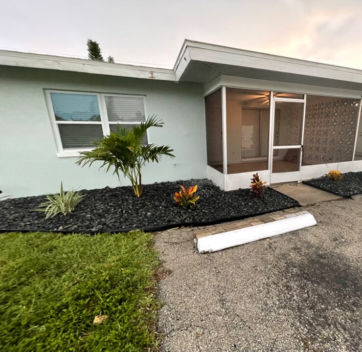 704 SE 46th Ter-Unit -4 in Cape Coral, FL - Building Photo