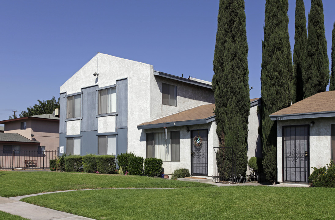 8939 Mango Ave in Fontana, CA - Foto de edificio