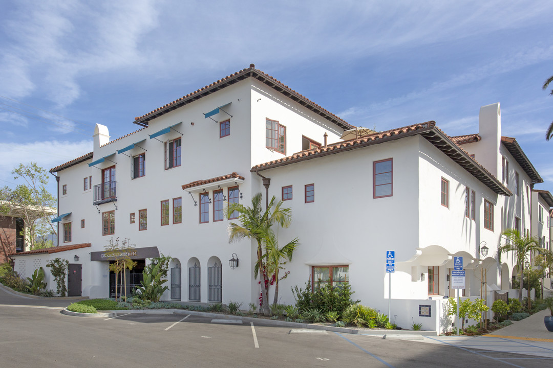 Arlington Village in Santa Barbara, CA - Foto de edificio