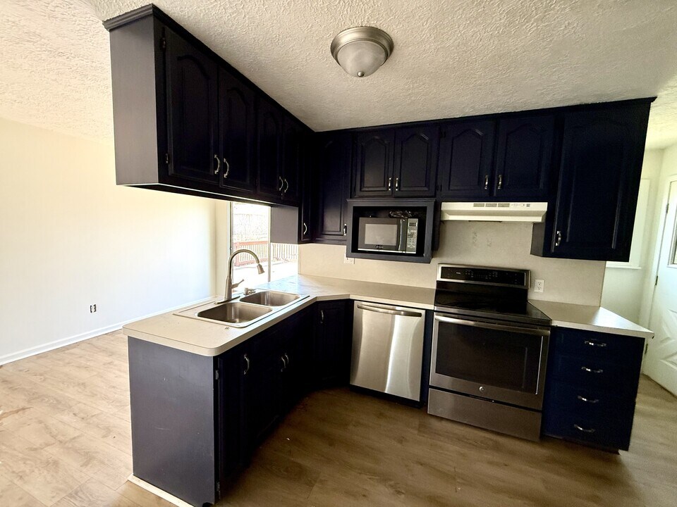 600 W Powahatan Ct in Independence, MO - Building Photo