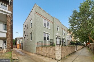 303 Seaton Pl NE, Unit 4 in Washington, DC - Building Photo - Building Photo