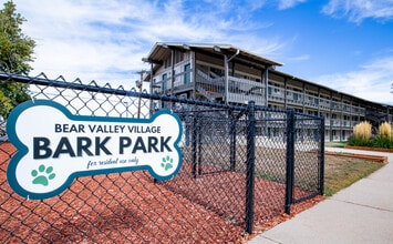 Bear Valley Village Apartments in Lakewood, CO - Foto de edificio - Building Photo