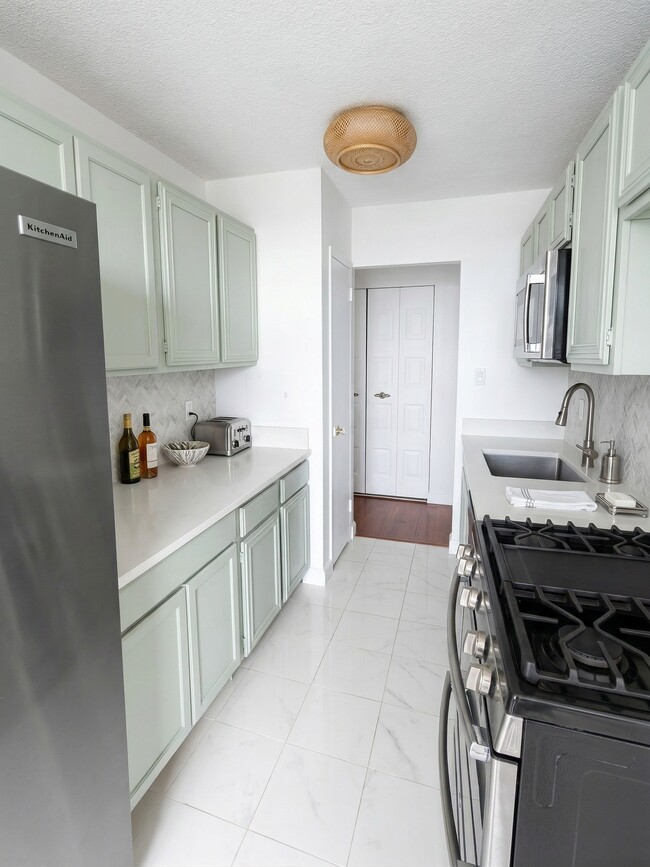 501 Slaters Ln, Unit 603 in Alexandria, VA - Foto de edificio - Building Photo