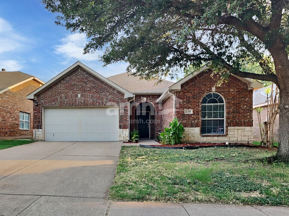 629 Nemitz St in Crowley, TX - Building Photo